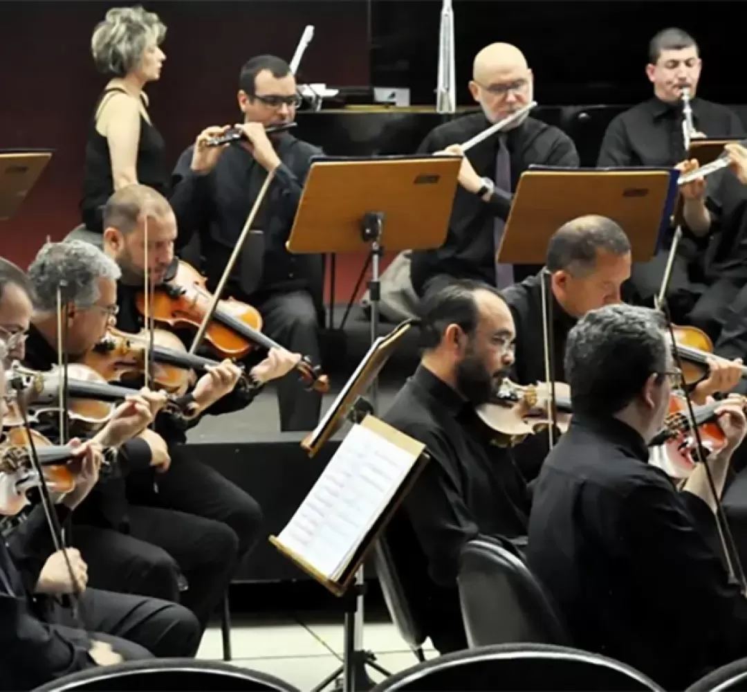Orquestra da UEL apresenta Mozart, Bennett e Mendelssohn com maestro britânico