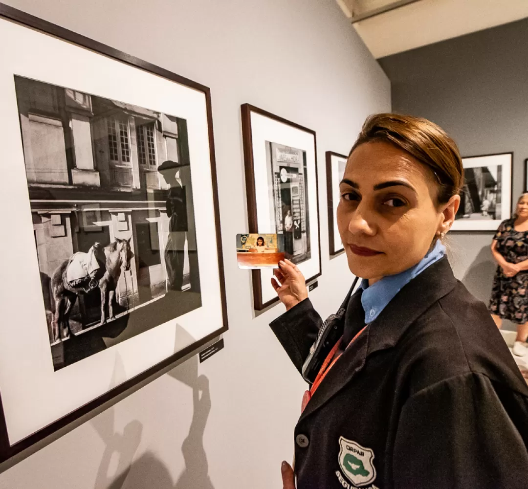 Dentro do MON: colaboradores contam histórias sobre trabalho com obras de arte