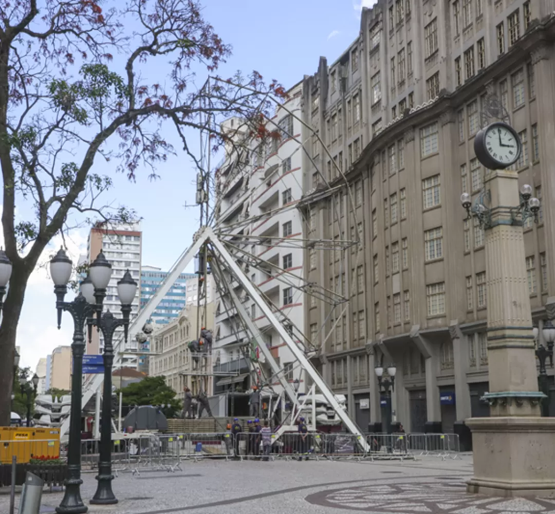 Em contagem regressiva para estreia do Natal, roda-gigante O Boticário começa a ser montada em Curitiba