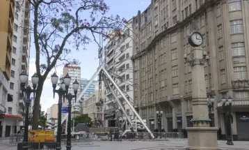 Em contagem regressiva para estreia do Natal, roda-gigante O Boticário começa a ser montada em Curitiba