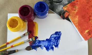 MON promove em dezembro oficina gratuita sobre experiência com tinta acrílica