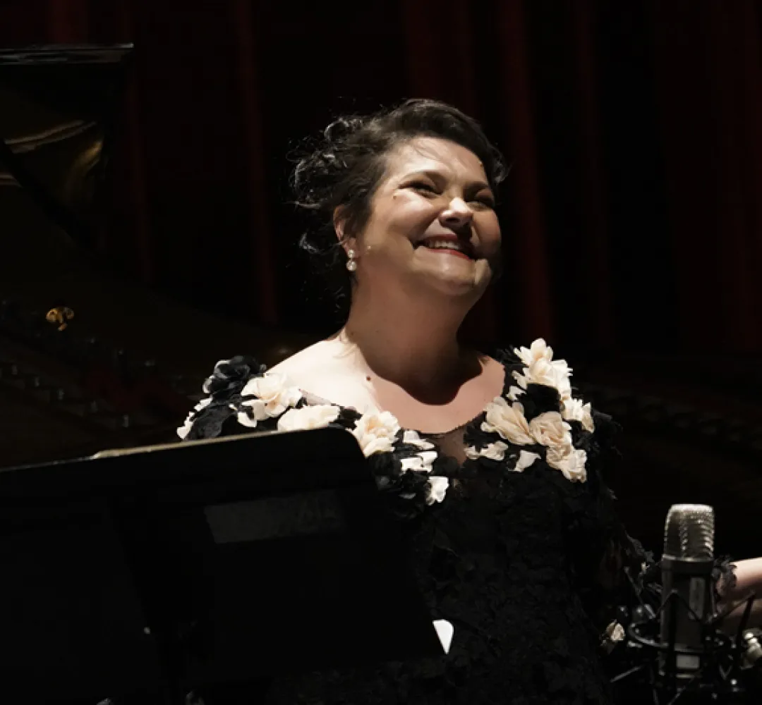 Com regência de Marília Vargas, concerto da Camerata Antiqua de Curitiba une clássicos e estreias na Capela Santa Maria