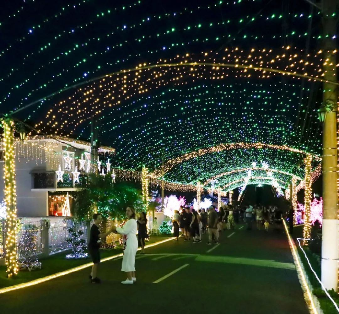 Rua da Família Moletta traz esplendor de milhares de luzes ao Natal de Curitiba