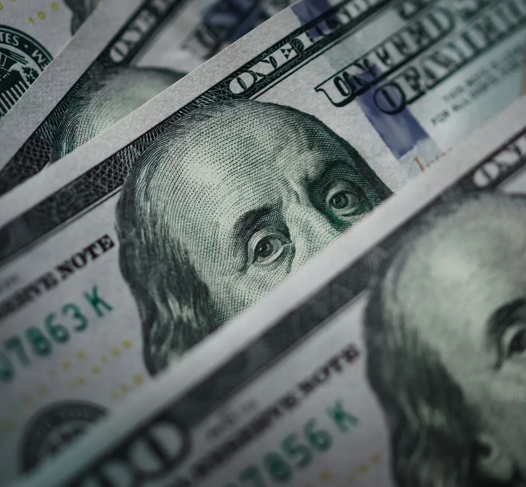Dólar atinge R$ 6,18 impulsionado por cenário externo e baixa liquidez