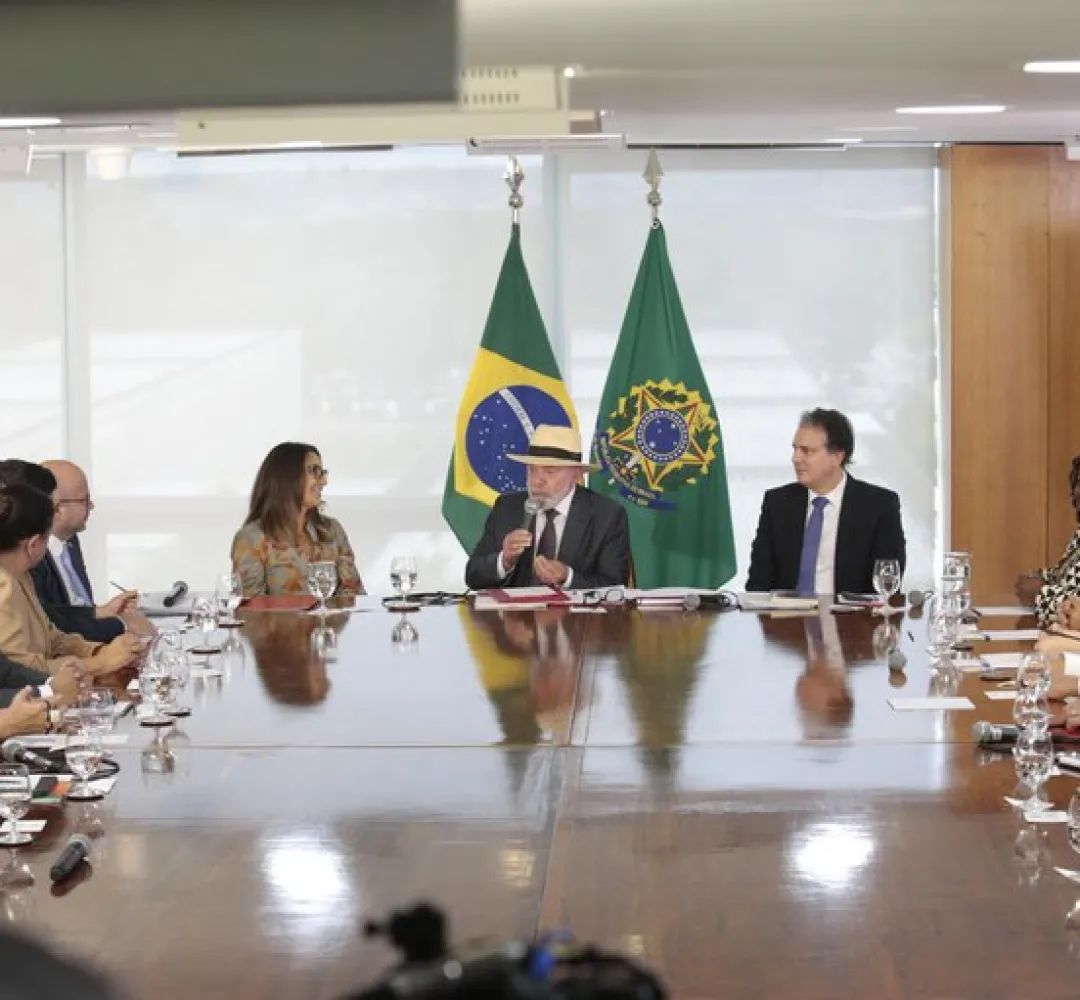 União sanciona lei que restringe uso de celulares nas escolas
