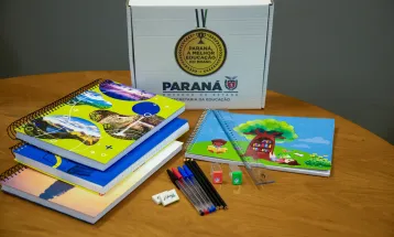 Distribuição de materiais escolares pelo governo beneficia população, mas afeta papelarias