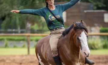 Eco Park Foz estreia apresentação que conta o relacionamento entre homem e cavalo