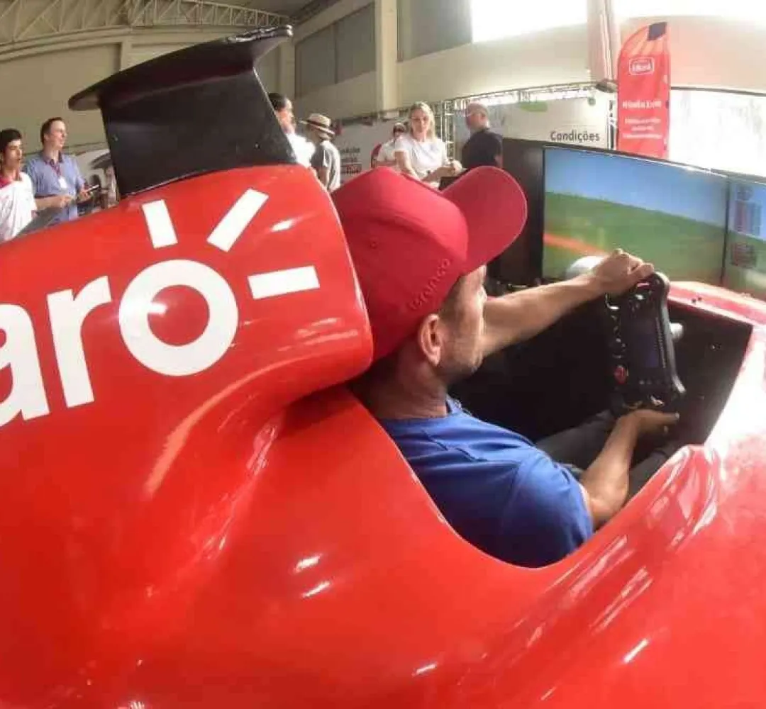 Simulador de Fórmula 1 atrai público no Show Rural Digital com experiência imersiva e emocionante