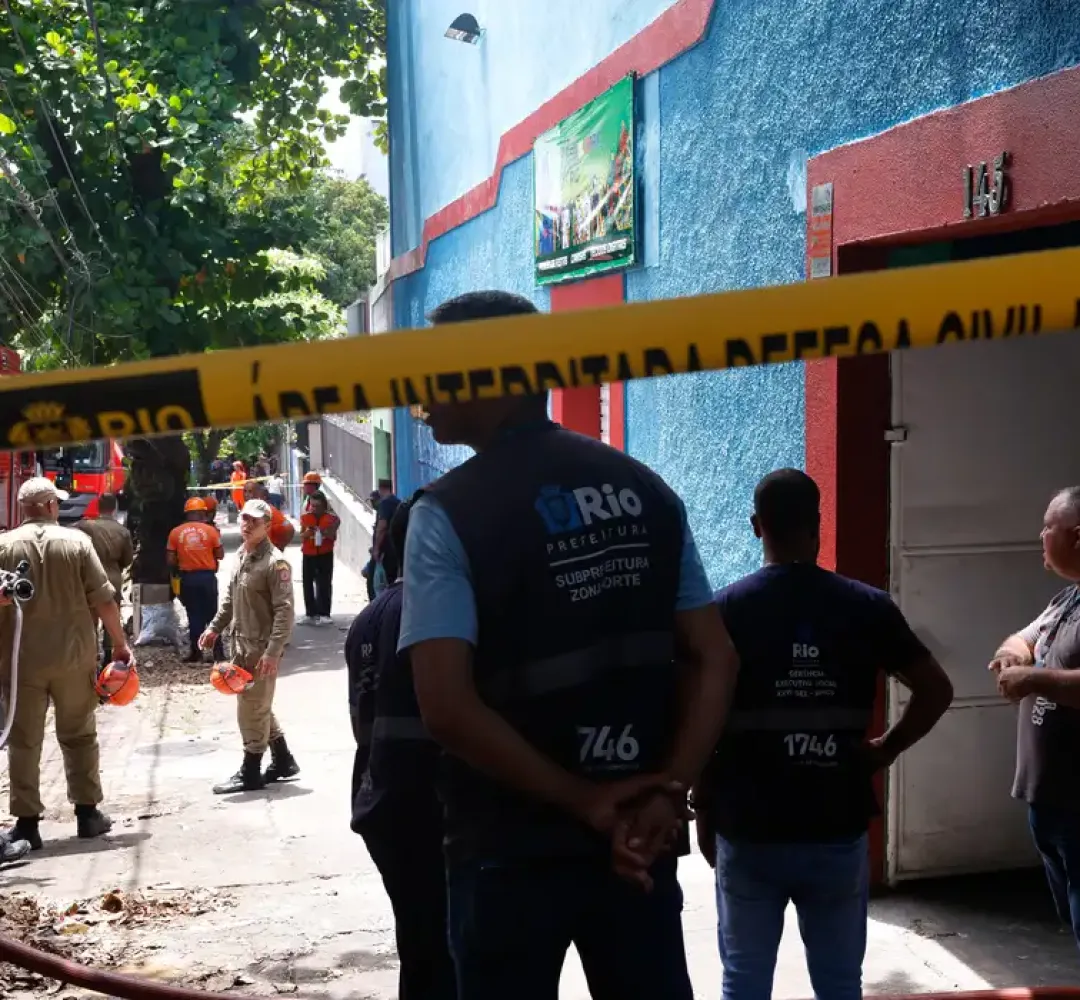 Incêndio destrói fantasias de escolas da Série Ouro do carnaval carioca