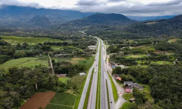 Rodovias do Paraná registram tráfego fluindo normalmente, mas motoristas devem manter atenção