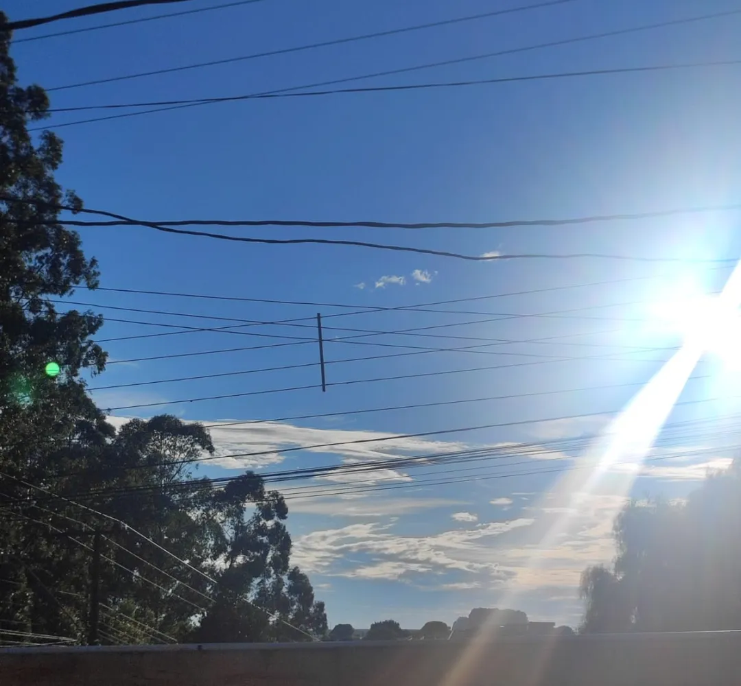 Calor e pancadas de chuva marcam o sábado de verão em Cascavel