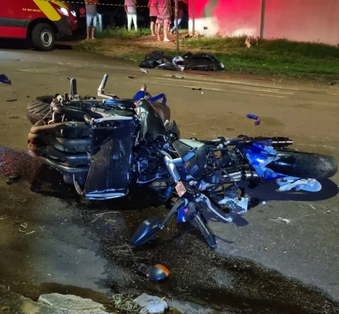 Motociclista morre em acidente no Centro; motorista envolvido é preso após recusar bafômetro