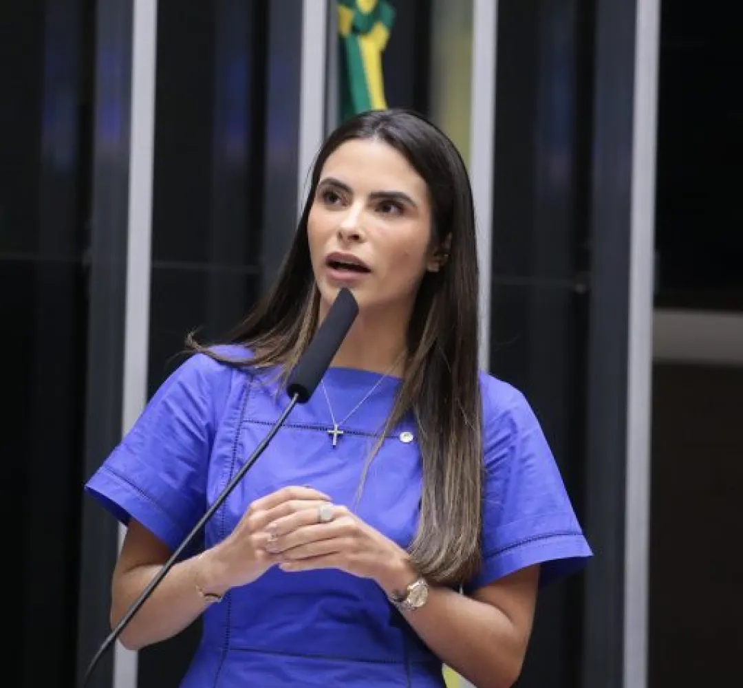 Câmara aprova punição para quem divulgar imagem de nudez gerada por IA