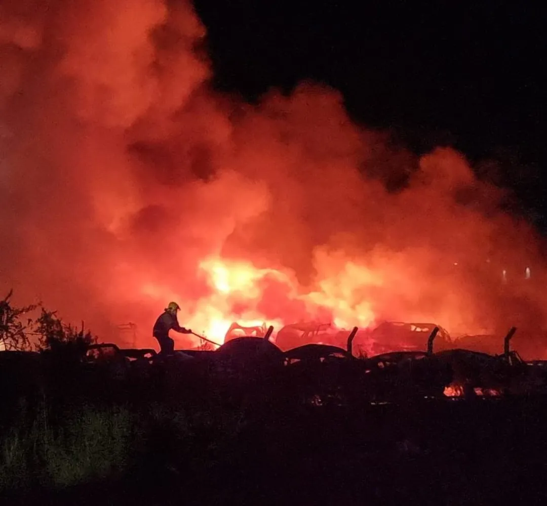 Grande incêndio destrói dezenas de veículos no pátio do Detran em Cascavel