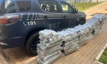 Cascavel: PRF prende quadrilha que transportava maconha em caixas de MDF