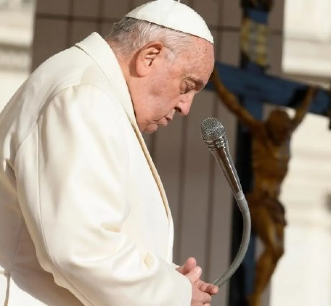 Papa Francisco passou dia sem novas crises respiratórias, diz Vaticano