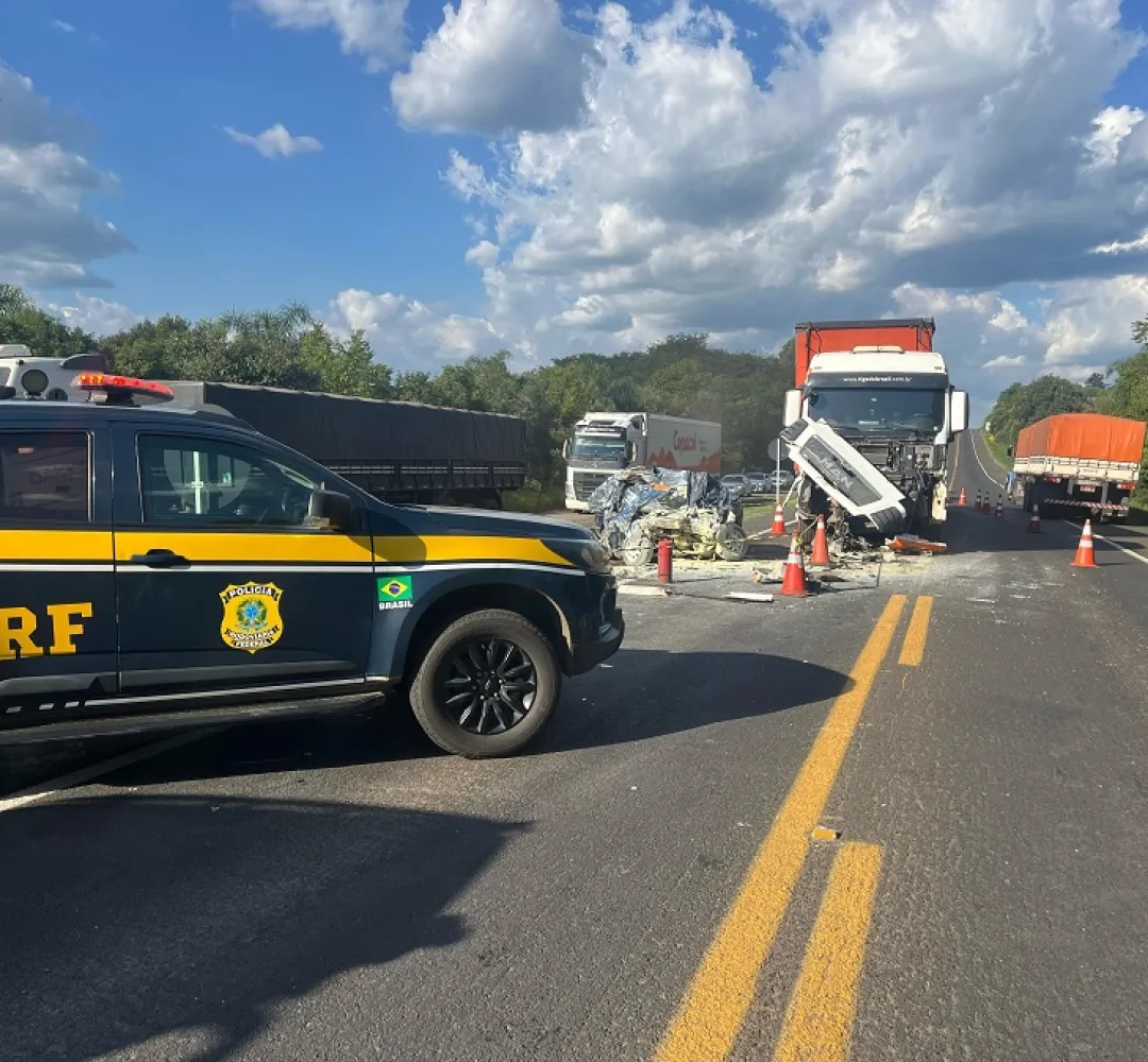 Batida frontal entre caminhão e carro deixa um morto na BR-277