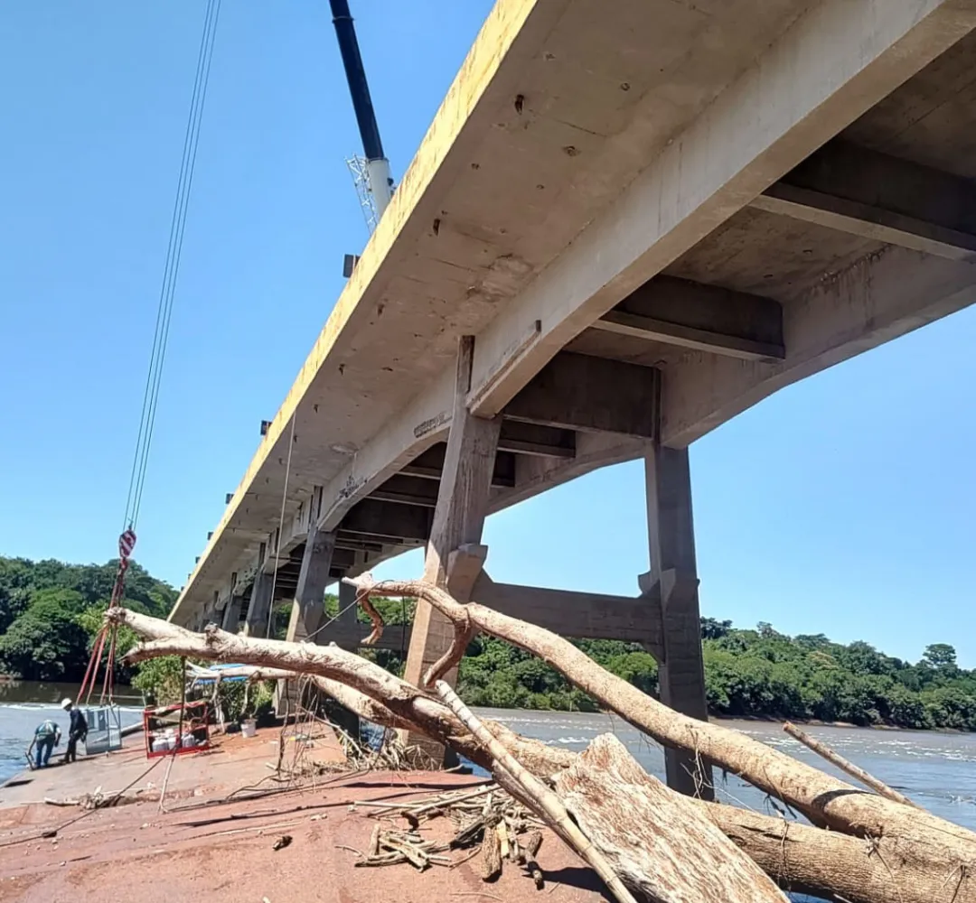 Começa retirada de balsa naufragada junto à ponte entre Floresta e Engenheiro Beltrão