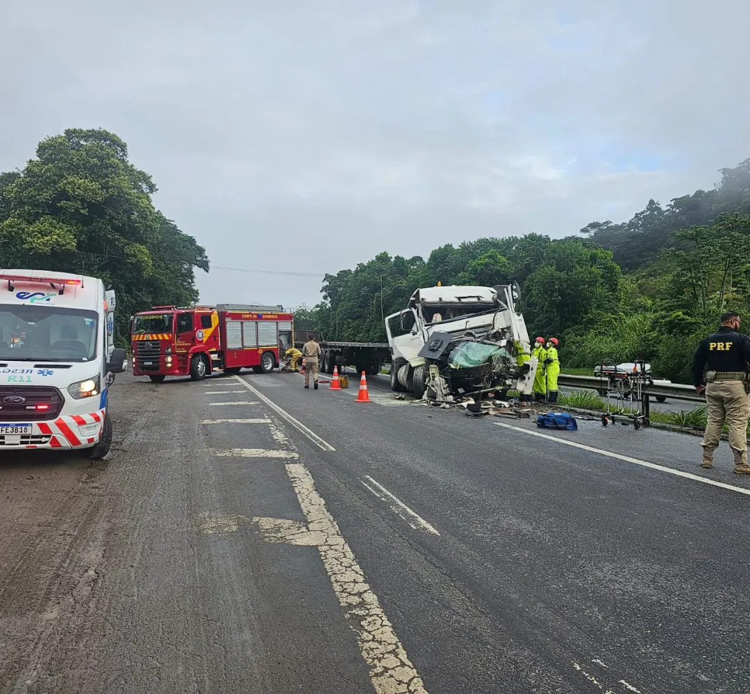 Motorista fica gravemente ferido após batida envolvendo caminhões na BR-277