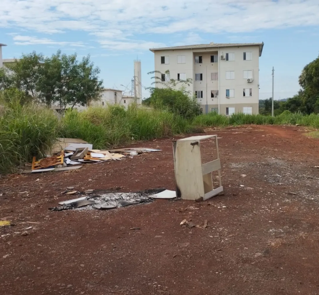 Lixos em terrenos Foz