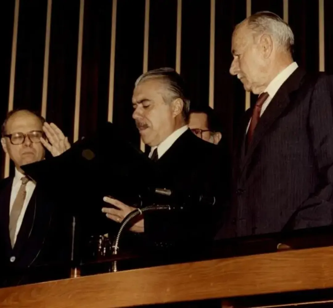 Sarney toma posse como presidente