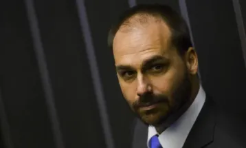 Eduardo Bolsonaro sugere colocar Pix na mesa de negociação com os EUA e cita até substituição pelo Zelle