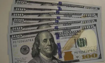 Dólar opera próximo de R$ 5 e mercado acompanha cenário político e fiscal