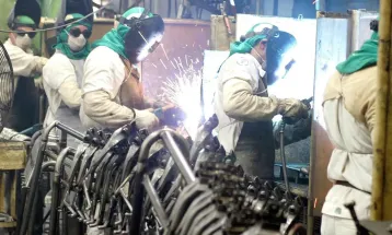 Indústria cai 0,1% em fevereiro e soma cinco meses sem crescimento
