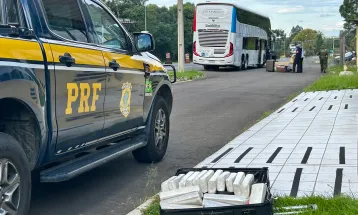 PRF apreende cerca de 21 quilos de maconha em ônibus na BR-277, em Irati