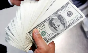 Dólar recua e se aproxima de R$ 5 nesta terça-feira (22), com cenário externo mais favorável