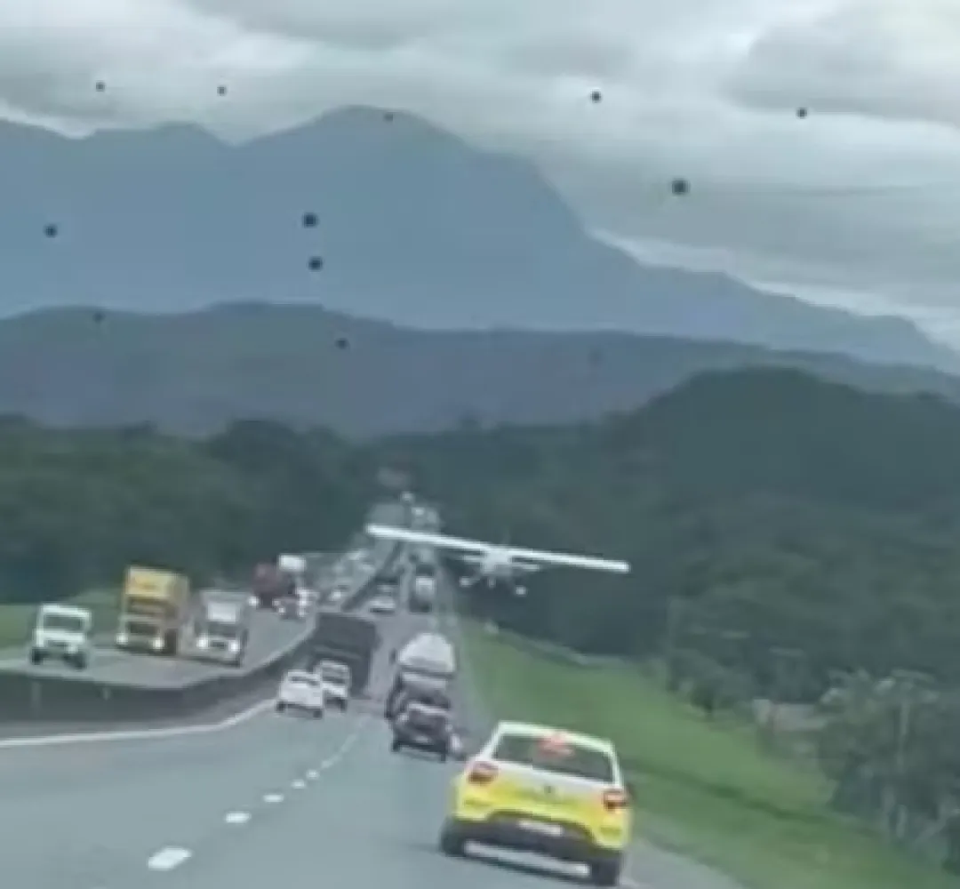 Avião faz pouso de emergência