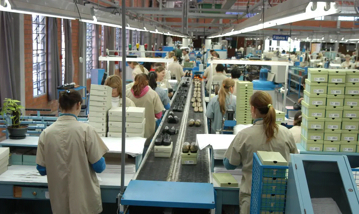 Desigualdade salarial se mantém com mulheres recebendo 20% menos