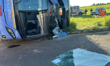 Dez pessoas morrem em capotamento de ônibus