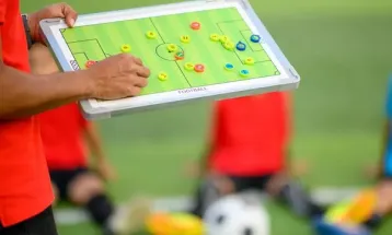 Clube de futebol de Curitiba deve pagar indenização à auxiliar técnico, após falsificar contrato