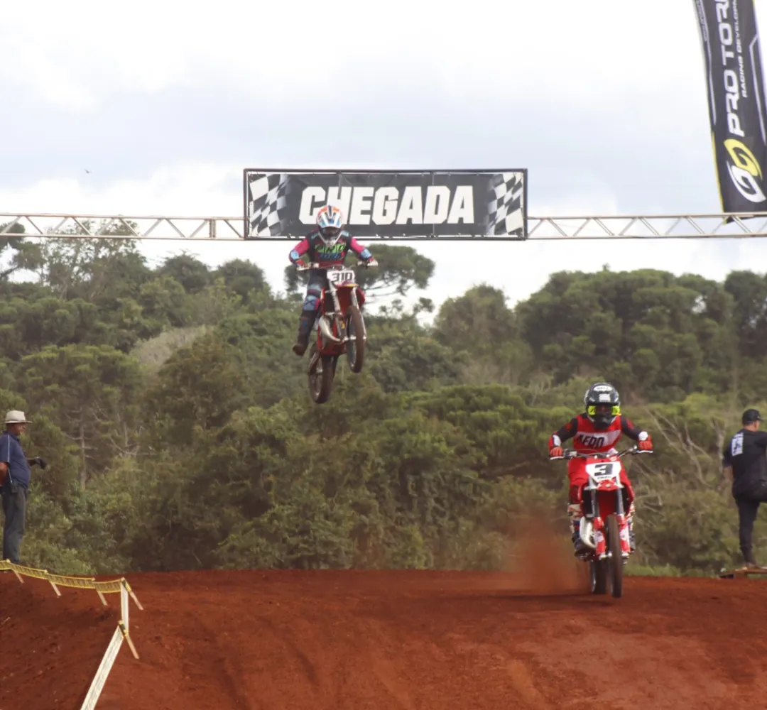 O evento ocorre na pista ao lado de terra