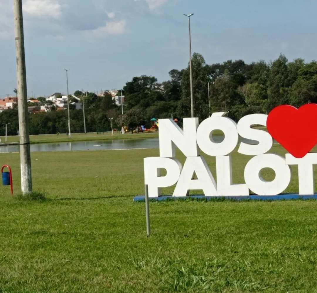 Palotina pesca  no lago