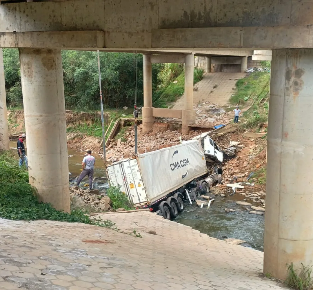 Caminhão caiu em rio nesta semana