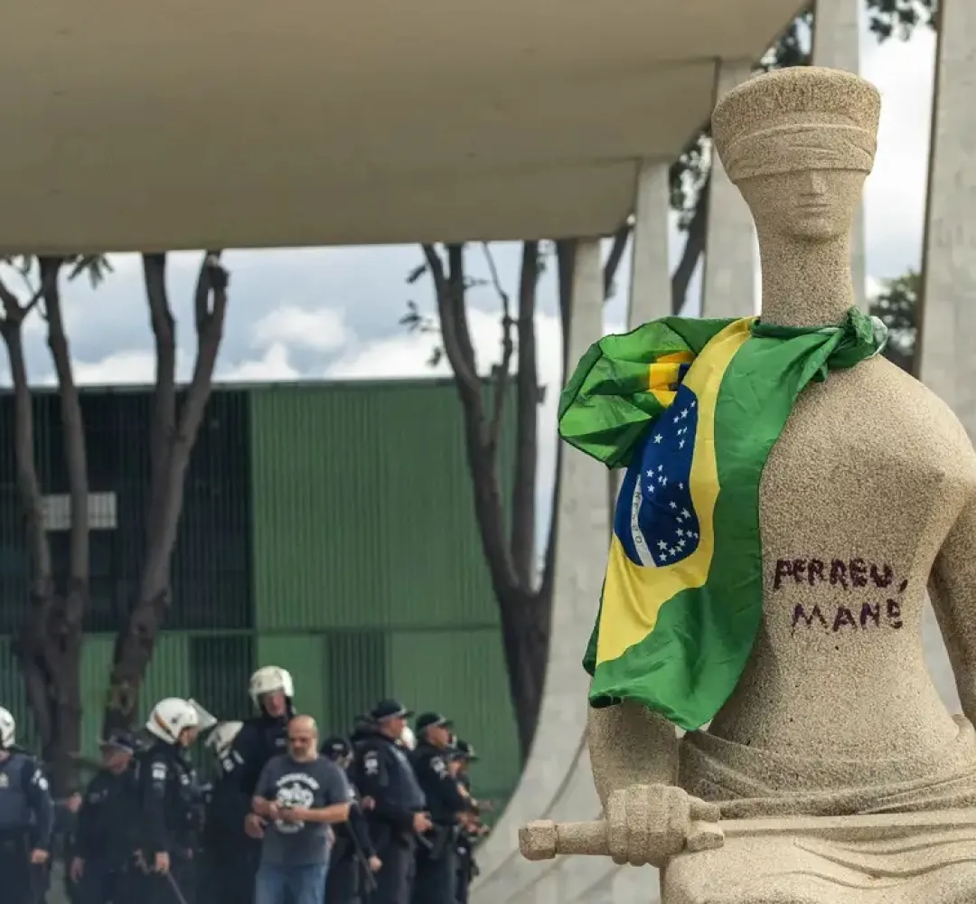 Estátua pichada
