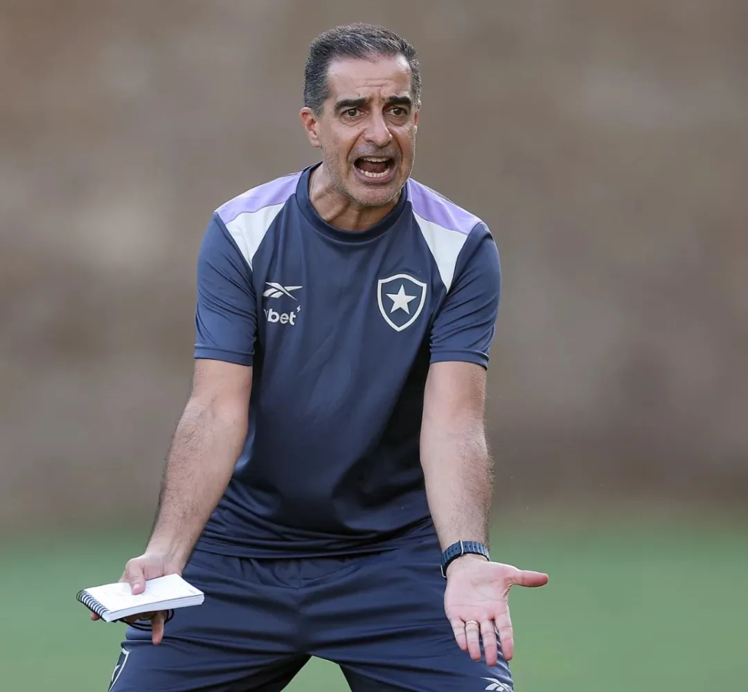 Renato Paiva está balançando no Botafogo