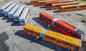 Prefeito entrega 45 novos ônibus para atender 13 linhas do transporte de Curitiba