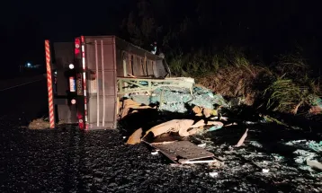 Acidente fatal com caminhão carregado de espelhos interdita parcialmente a BR-376