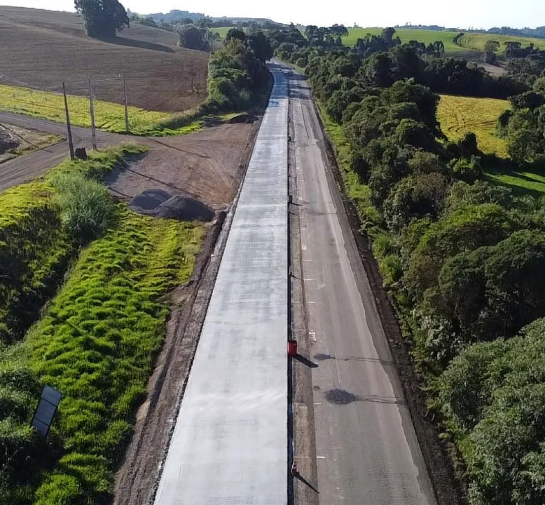 Rodovia em pavimentação