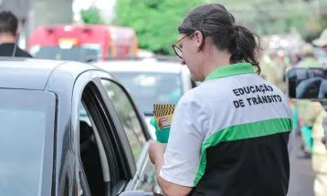 Maio Amarelo tem ação educativa sobre uso do celular ao volante