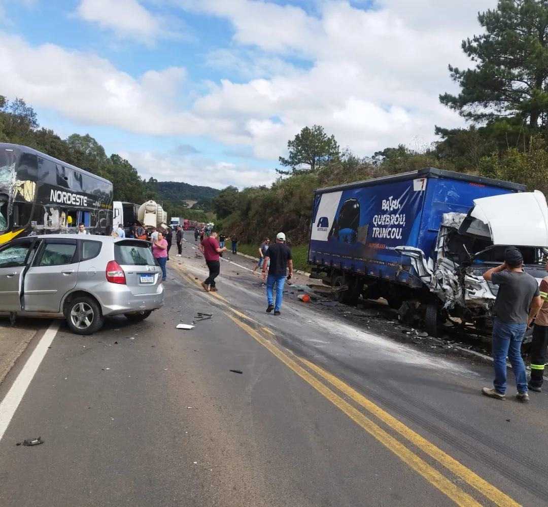 Cinco veículos se envolveram no acidente