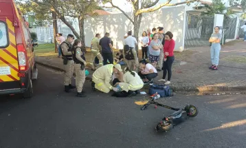 Adolescentes ficam feridos em acidente com patinete e carro em Cascavel