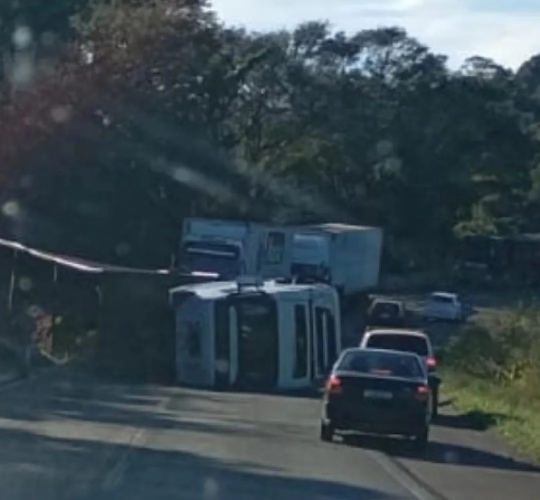 Caminhão tombado