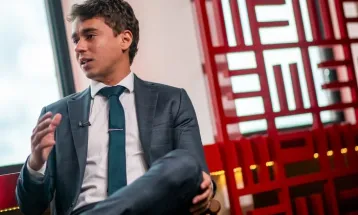 Nikolas Ferreira reage à prisão de Zambelli e critica decisão de Moraes