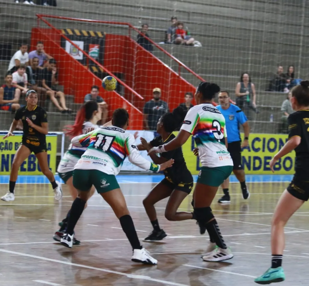 As meninas fazem o terceiro jogo