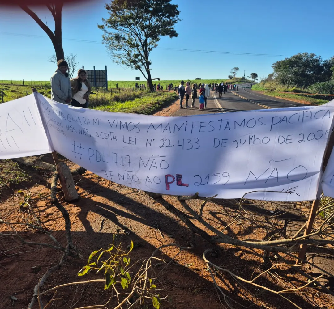 indínegas bloqueiam rodovia