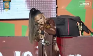 Simone Mendes ganha galinha de presente de fã durante show